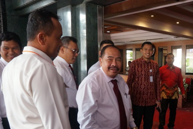 Kepala Pusat Pelaporan Analisis dan Transaksi Keuangan (PPATK) Kiagus Ahmad Badaruddin tiba di kantor Kemendagri, Jakarta, Jumat (20/12/2019). Foto: Jamal Ramadhan/kumparan