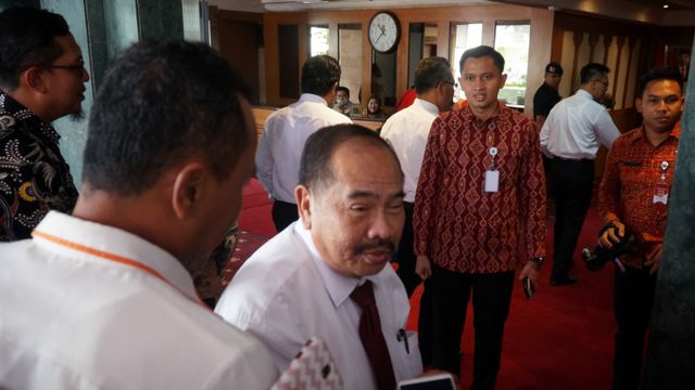 Kepala Pusat Pelaporan Analisis dan Transaksi Keuangan (PPATK) Kiagus Ahmad Badaruddin tiba di kantor Kemendagri, Jakarta, Jumat (20/12/2019). Foto: Jamal Ramadhan/kumparan