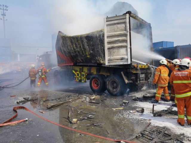 Truk Kontainer Terbakar di Depo Perak, Surabaya, 7 Orang Terluka