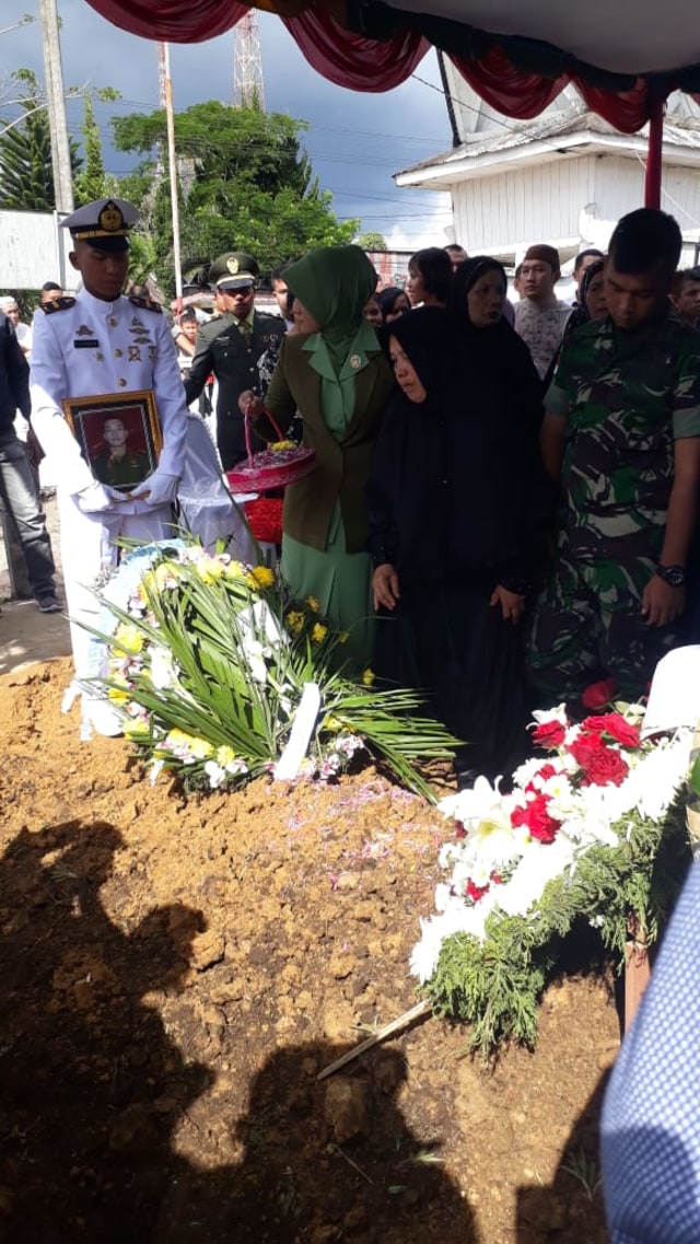 Pemakaman Jenazah Lettu (Inf) Erizal Zuhri Sidabutar  di Taman Makam Pahlawan Kabupaten Dairi, Sumatera Utara. Foto: Dok. Istimewa
