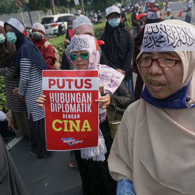 Sejumlah massa menggelar aksi protes di depan kawasan Kedutaan Besar Republik Rakyat China di Kuningan, Jakarta Selatan, Jumat (20/12). Foto: Iqbal Firdaus/kumparan