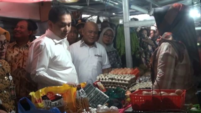 Menteri Perdagangan RI Agus Suparmanto (kiri) saat berkunjung ke Pasar Kosambi, Bandung, Jumat (20/12).  Foto: Rachmadi Rasyad/kumparan 