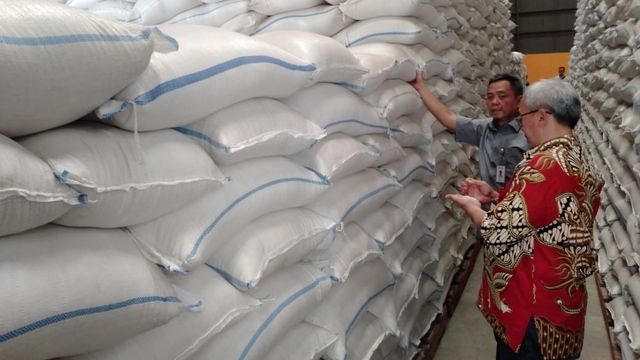Pimwil Bulog Jateng, Basirun mengecek stok beras di gudang Sumberejo, Kendal, Jawa Tengah.  Foto: Afiati Tsalitsati/Kumparan