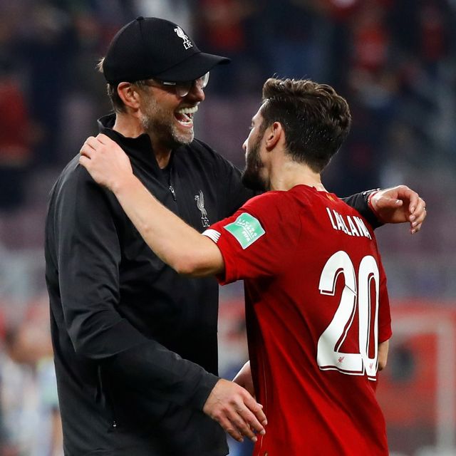 Adam Lallana (kanan) meleluk Juergen Klopp. Foto: REUTERS/Corinna Kern