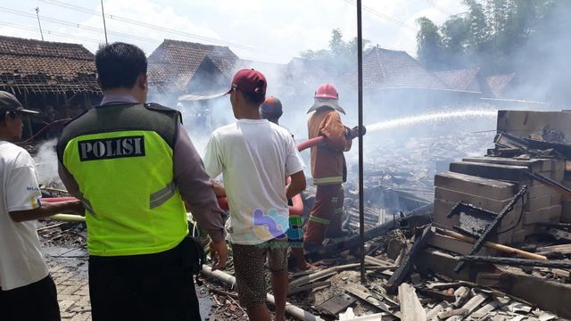 Petugas Pemadam Kebakaran saat memadamkan kebakaran 3 unit rumah di Dusun Bekatul Desa Kesongo RT 016 RW 007 Kecamatan Kedungadem Kabupaten Bojonegoro. Jumat (20/12/2019)
