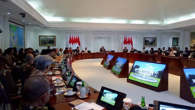 Presiden Joko Widodo menyaksikan presentasi Ibu Kota Negara di Kantor Presiden, Jakarta, Jumat (20/12). Foto: Kevin S. Kurnianto/kumparan