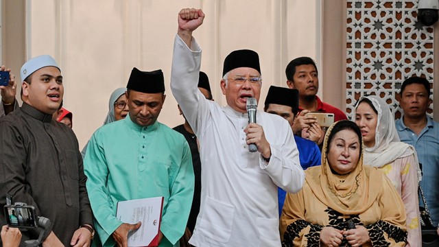 Mantan perdana menteri Malaysia Najib Razak saat diambil sumpahnya di Masjid Kampung Baru Jamek, Kuala Lumpur, Malaysia. Foto: AFP/MOHD RASFAN