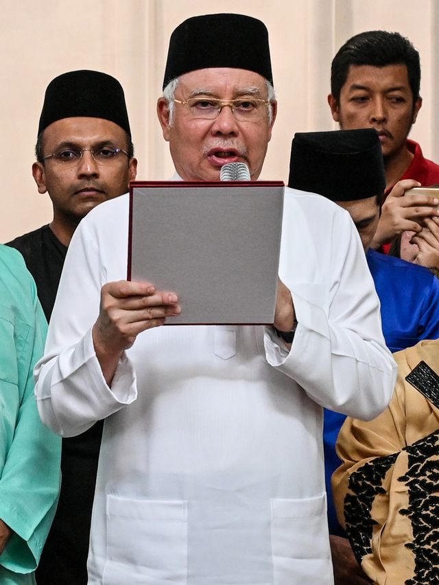 Mantan perdana menteri Malaysia Najib Razak saat diambil sumpahnya di Masjid Kampung Baru Jamek, Kuala Lumpur, Malaysia. Foto: AFP/MOHD RASFAN