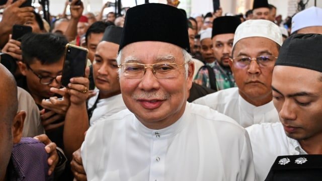 Mantan perdana menteri Malaysia Najib Razak usai diambil sumpahnya di Masjid Kampung Baru Jamek, Kuala Lumpur, Malaysia. Foto: AFP/MOHD RASFAN