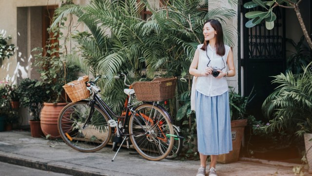 Ilustrasi traveler tengah berjalan kaki di sekitar kota Foto: Dok. Booking.com