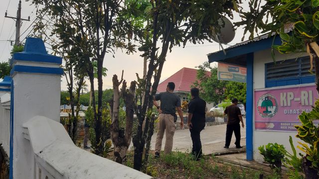 Beberapa oknum polisi yang sempat melarang wartawan mengambil foto dan video saat rekonstruksi ulang kasus Randi, di Jalan Abdulah Silondae, Kota Kendari, Sultra, Jumat sore (20/12).