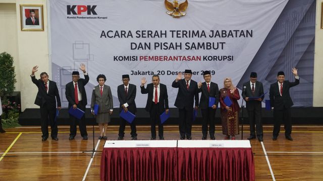 Pimpinan KPK periode 2019-2023 dan Dewan Pengawas KPK melambaikan tangan usai serah terima jabatan di Gedung KPK, Jumat (20/12).  Foto: Irfan Adi Saputra/kumparan 