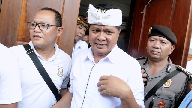 Mantan Wakil Gubernur Bali I Ketut Sudikerta usai menjalani sidang vonis di Pengadilan Negeri Denpasar, Bali, Jumat (20/12)