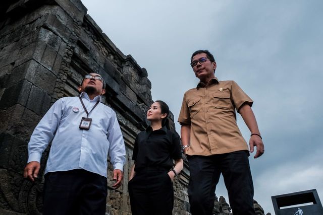 Menparekraf, Whisnutama beserta Wamenparekraf, Angela saat kunjungan kerja di Candi Borobudur. Foto: Dok. Kemenparekraf