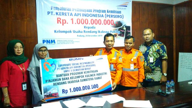 Kepala Divre II Sumatera Barat Insan Kesuma menyerahkan secara simbolis dana program kemitraan kepada Ikaboga Padang. (Foto: M Hendra/Langkanid)