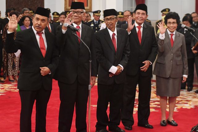 Dewan Pengawas KPK melambaikan tangan saat mengikuti upacara pelantikan Pimpinan dan Dewan Pengawas KPK di Istana Negara, Jakarta. Foto: ANTARA FOTO/Akbar Nugroho Gumay
