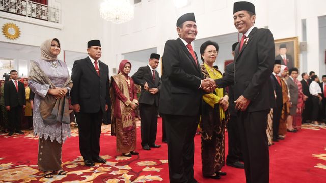 Presiden Joko Widodo (kanan) berjabat tangan dengan Ketua Dewan Pengawas KPK Tumpak Hatorangan usai pelantikan di Istana Negara, Jakarta. Foto: ANTARA FOTO/Akbar Nugroho Gumay