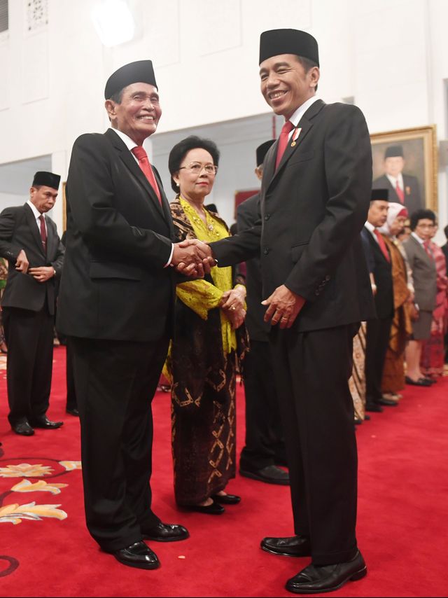 Presiden Joko Widodo (kanan) berjabat tangan dengan Ketua Dewan Pengawas KPK Tumpak Hatorangan usai pelantikan di Istana Negara, Jakarta. Foto: ANTARA FOTO/Akbar Nugroho Gumay