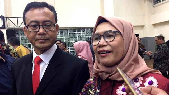 Wakil ketua KPK Lili Pintauli Siregar (kanan) bersama suaminya. Foto: Muhammad Lutfan Darmawan/kumparan