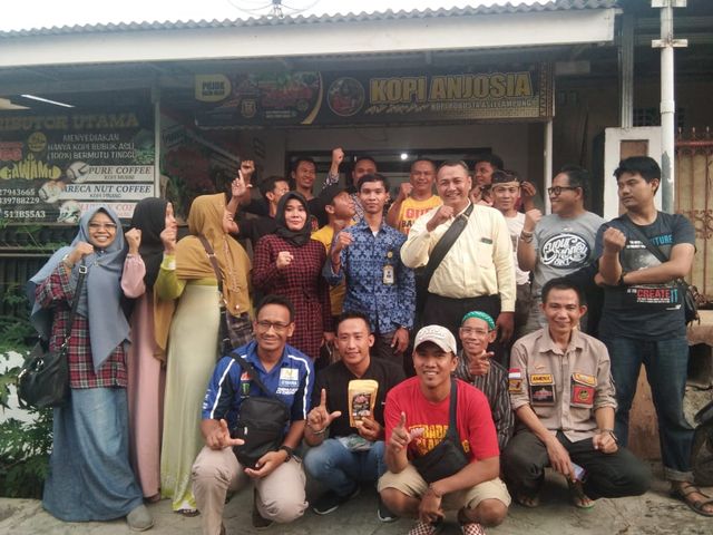 Para UMKM lokal usai melaksanakan coffee time di Anjosia Kopi, Kamis (19/12) | Foto: Obbie Fernando/Lampung Geh