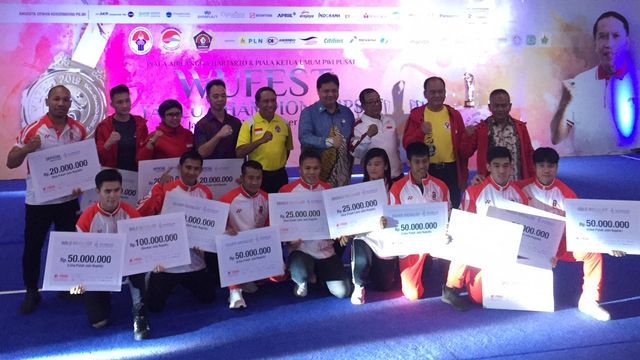 Ketua Umum PB WI Arilangga Hartanto dan Menpora Zainudin Amali berikan penghargaan untuk atlet wushu peraih medali SEA Games 2019 di Wisma Serbaguna Gelora. Foto: Ferry Tri Adi Sasono/Kumparan