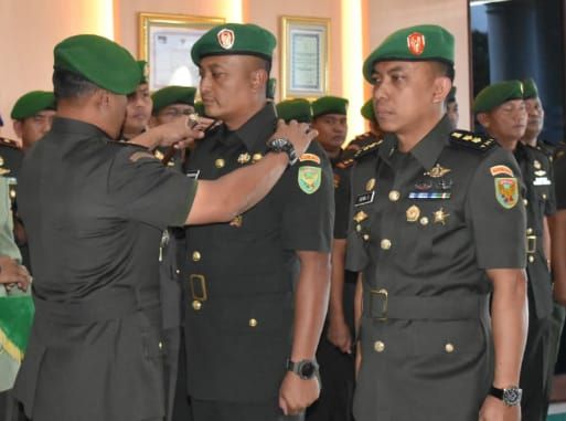 Pelepasan pangkat mantan Dandim 0422/LB Letkol Kav Adri Nurcahyo (kiri) yang kepada Dandim 0422/LB Letkol Czi Beni Setiawan, Jumat (20/12) | Foto: Obbie Fernando/Lampung Geh