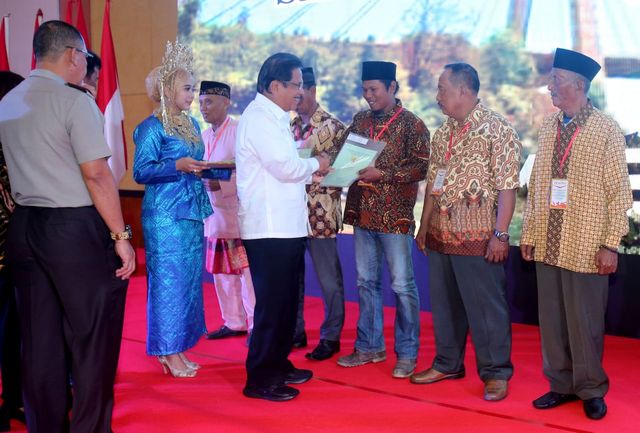 Menteri ATR/BPN bagikan sertifikat gratis. Foto: Istimewa