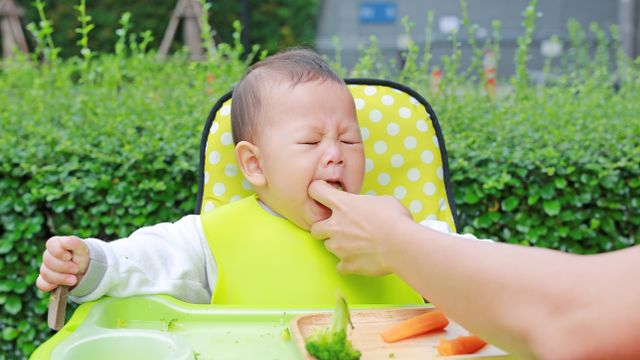 Ilustrasi bayi tersedak saat makan. Foto: Shutter Stock