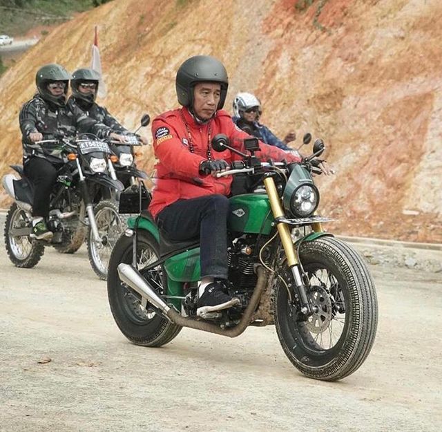 Presiden Joko Widodo saat touring di Jalan Trans Kalimantan di wilayah Kalimantan Utara. Foto: Instagram @Jokowi