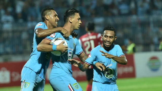 Para pemain Persela Lamongan merayakan gol ke gawang Madura United. Foto: Syaiful Arif/Antara