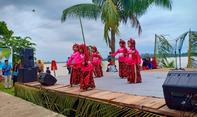 Tarian kebudayaan tradisonal masyarakay setempat. Foto: Ist