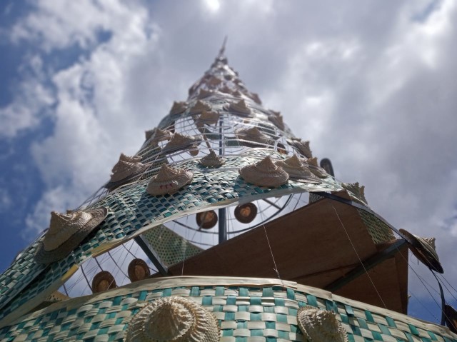 Pohon Natal dari daun Ental menghiasi Katedral, Denpasar (KR14)