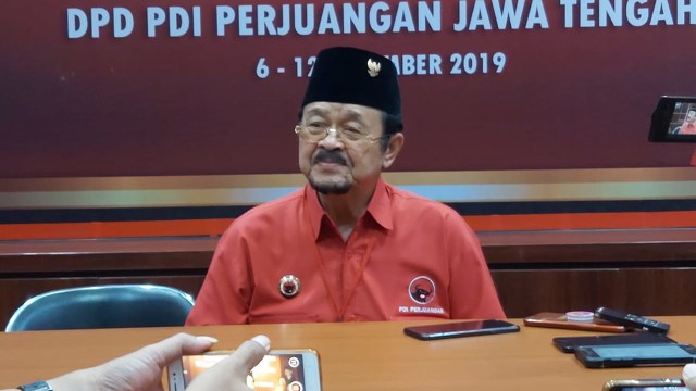 Bakal Calon Wali Kota Solo, Achmad Purnomo saat temu media di Panti Marhaen DPD PDIP Jateng.  Foto: Afiati Tsalitsati/Kumparan