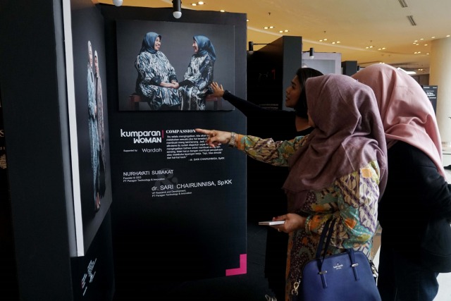 Pengunjung melihat-lihat pameran foto My Mom My Inspiration kumparanwoman di Grand Indonesia, Jakarta, Sabtu (21/12). Foto: Irfan Adi Saputra/kumparan