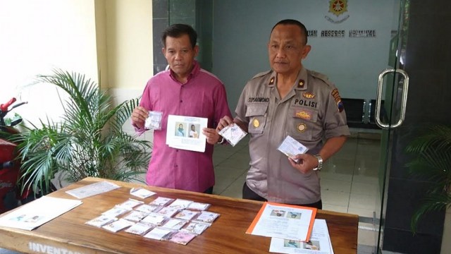Kapolsek Laweyan, Kompol Ari Sumarwono, (kanan) menunjukkan barang bukti tindak pidana penipuan. (Agung Santoso)