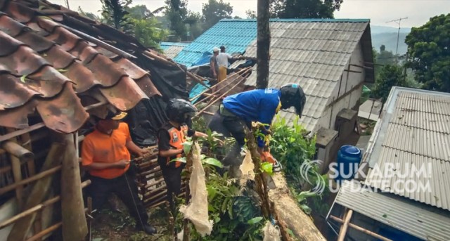 Tim gabungan potensi tanggap darurat penanggulangan bencana di lokasi angin puting beliung Nagrak Utara Sukabumi, Sabtu (21/12/2019) | Sumber Foto:BPBD Kabupaten Sukabumi