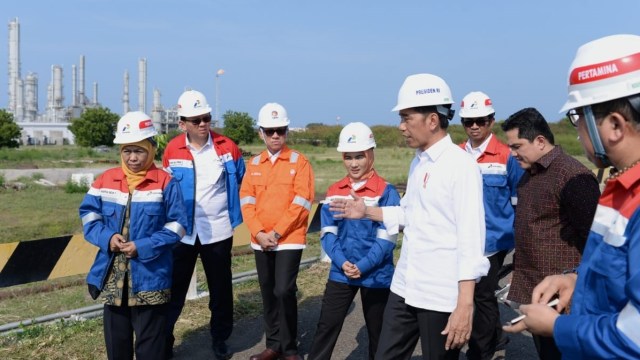 Presiden Joko Widodo saat meninjau kilang TPPI yang kini dikelola PT Pertamina Rosneft Pengolahan dan Petrokimia di Kecamatan Jenu, Tuban, Jawa Timur, Sabtu (21/12). Foto: Dok. Biro Pers Sekretariat Presiden