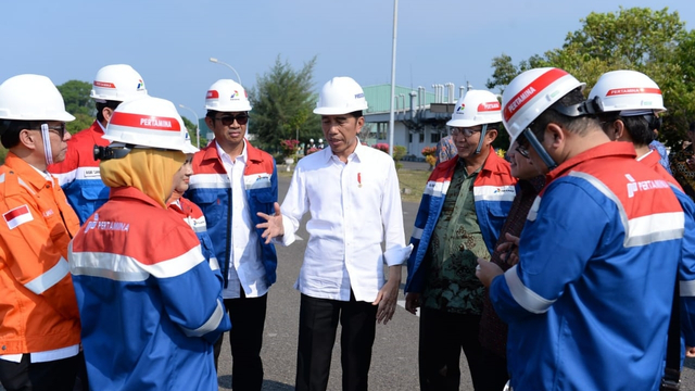 Presiden Joko Widodo saat meninjau kilang PT Trans Pacific Petrochemical Indotama (TPPI) di Kecamatan Jenu, Tuban, Jawa Timur, Sabtu (21/12). Foto: Dok. Biro Pers Sekretariat Presiden