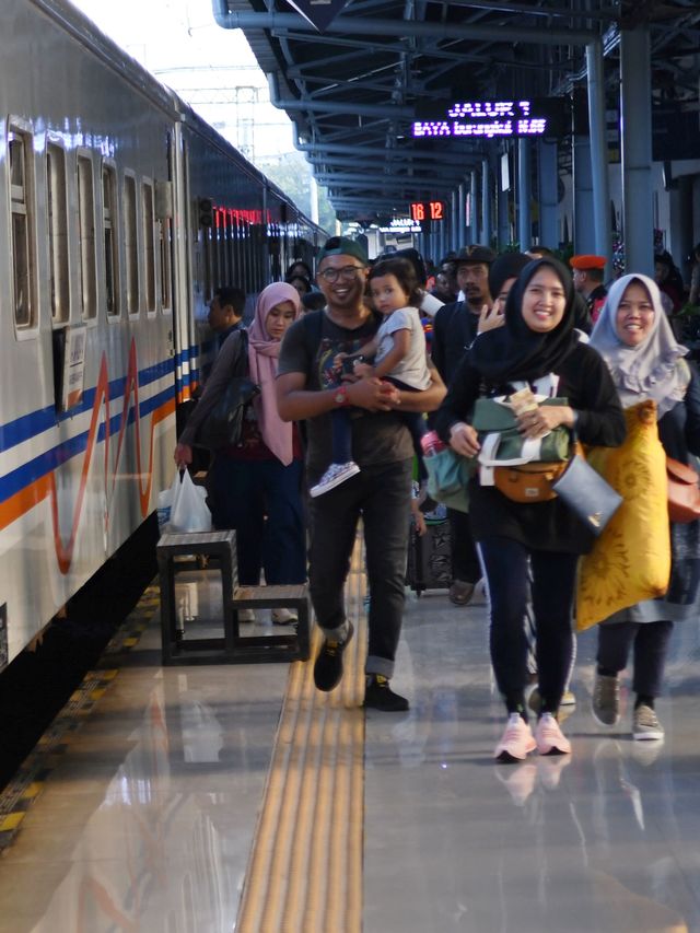 Calon penumpang bersiap memasuki KA Jayabaya jurusan Malang di Stasiun Pasar Senen, Jakarta, Sabtu (21/12) Foto: ANTARA FOTO/Aditya Pradana Putra