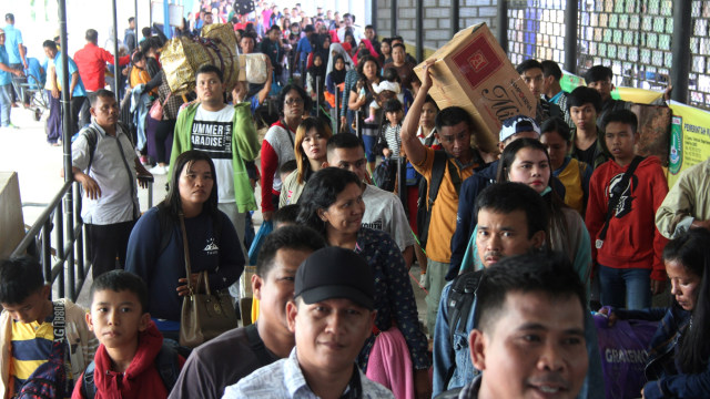 Sejumlah numpang dari Pulau Batam yang didominasi pemudik Natal tiba di pelabuhan penumpang Bandar Sri Junjungan Dumai, Riau, Sabtu (21/12/2019). Foto: ANTARA FOTO/Aswaddy Hamid