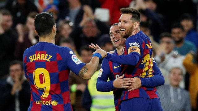 Luis Suarez, Lionel Messi, dan Antoinne Griezmann merayakan gol. Foto: Albert Gea/REUTERS