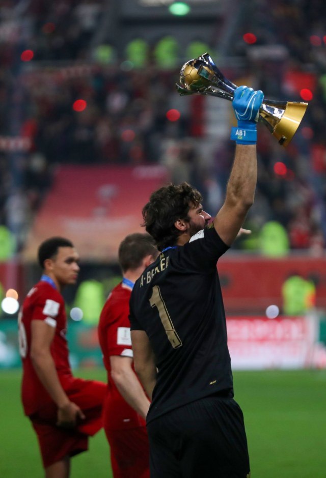 Alisson Becker catatkan cleansheet di final Piala Dunia Antarklub 2019. Foto: KARIM JAAFAR / AFP