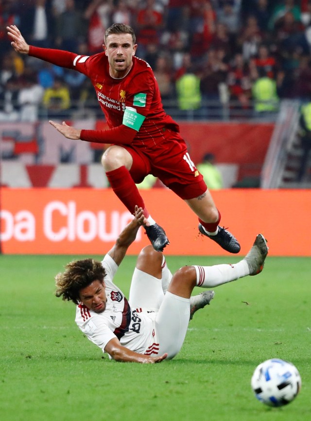 Pemain Liverpool Jordan Henderson berebut bola dengan pemain Flamengo pada Final Piala Dunia Antarklub 2019 di Stadion Internasional Khalifa, Doha, Qatar. Foto: REUTERS / Corinna Kern