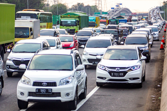 Sejumlah kendaraan memadati jalan tol Jakarta - Cikampek KM 28, Karawang, Jawa Barat.  Foto: ANTARA FOTO/M Ibnu Chazar
