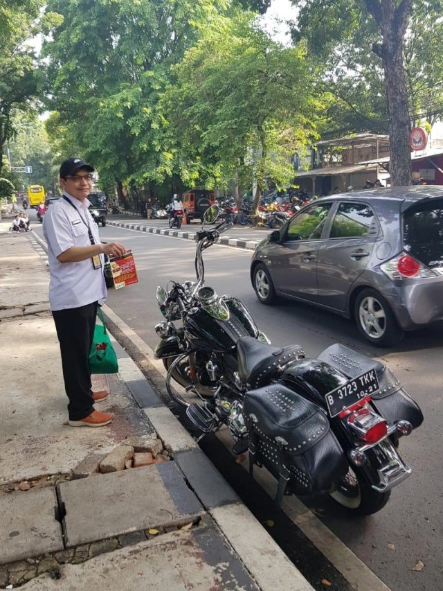 Petugas menunjukkan motor Harley Davidson yang menunggak pajak saat dilakukan razia. Foto: Mirsan Simamora/kumparan 