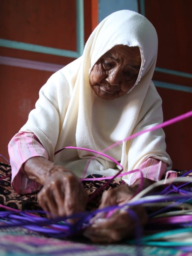 Siti Hawa menganyam tikar tradisional Aceh. Foto: Ahmad Ariska/acehkini