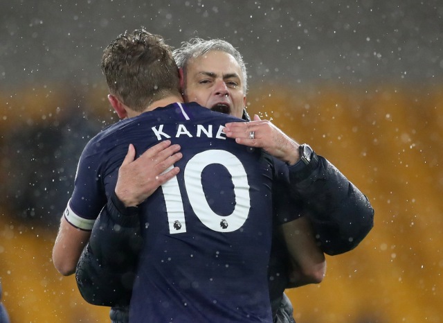 Jose Mourinho memeluk Harry Kane: "Sabar, ya, lek". Foto: Action Images via Reuters/Carl Recine