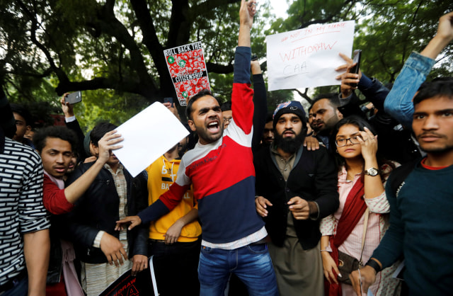 Demonstran mengikuti unjuk rasa protes RUU Amandemen Kewarganegaraan di New Delhi, India. Foto: EUTERS / Adnan Abidi