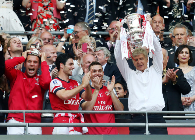 Lukas Podolski, Mikel Arteta, Thomas Vermaelen, dan Arsene Wenger merayakan gelar juara Piala FA.  Foto: Action Images via Reuters/Carl Recine/File Photo