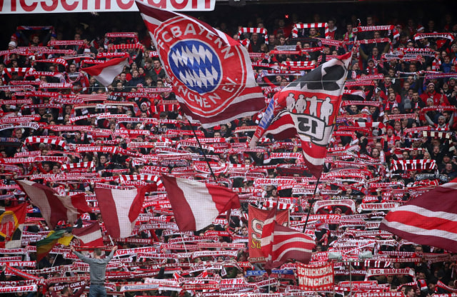 Fans Bayern Muenchen di Allianz Arena. Foto: REUTERS/Michael Dalder